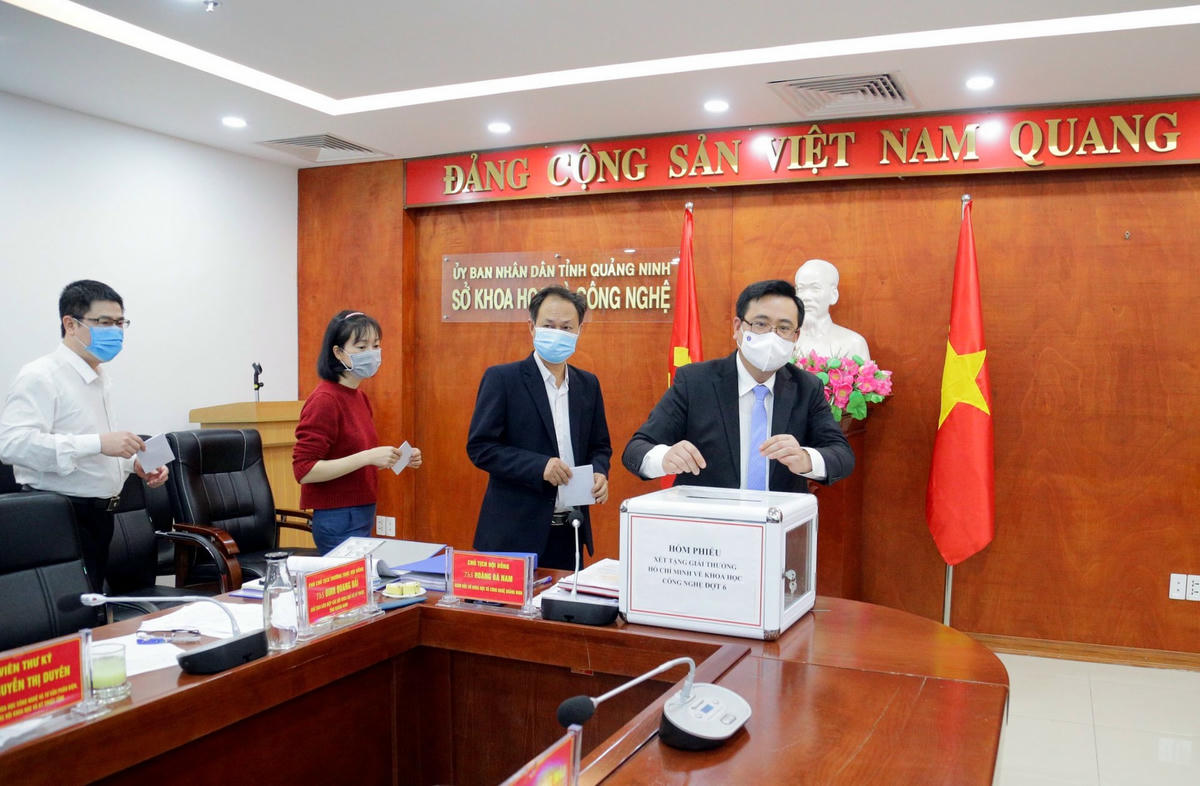 Các thành viên Hội đồng cấp tỉnh xét tặng Giải thưởng Hồ Chí Minh về KH&CN đợt 6 bỏ phiếu đánh giá Công trình.