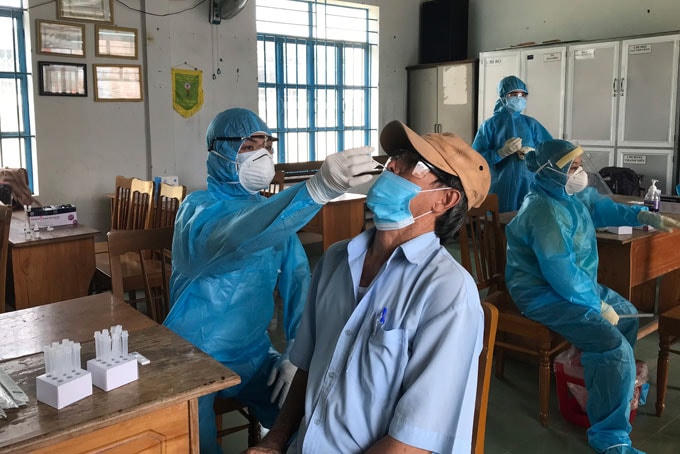 Lấy mẫu test nhanh cho người dân phường Vĩnh Trường, TP.Nha Trang