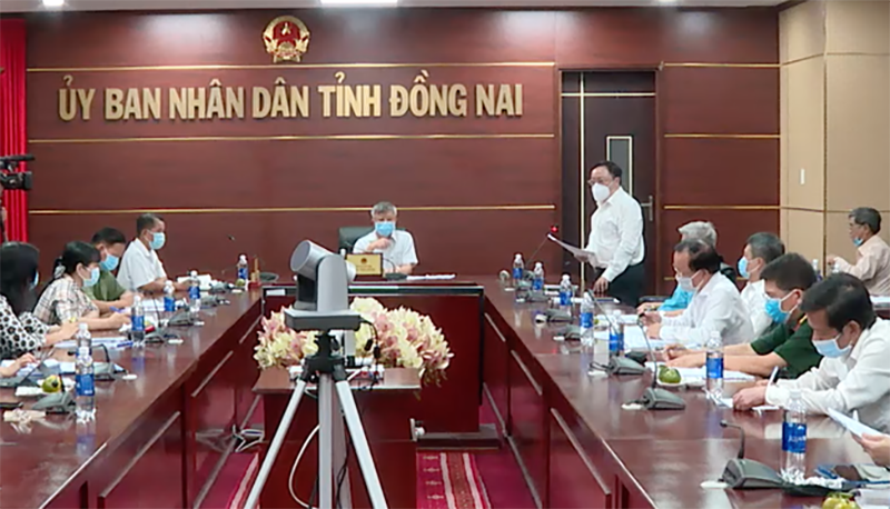 Giám đốc Sở Y tế Đồng Nai Phan Huy Anh Vũ báo cáo tại cuộc họp.