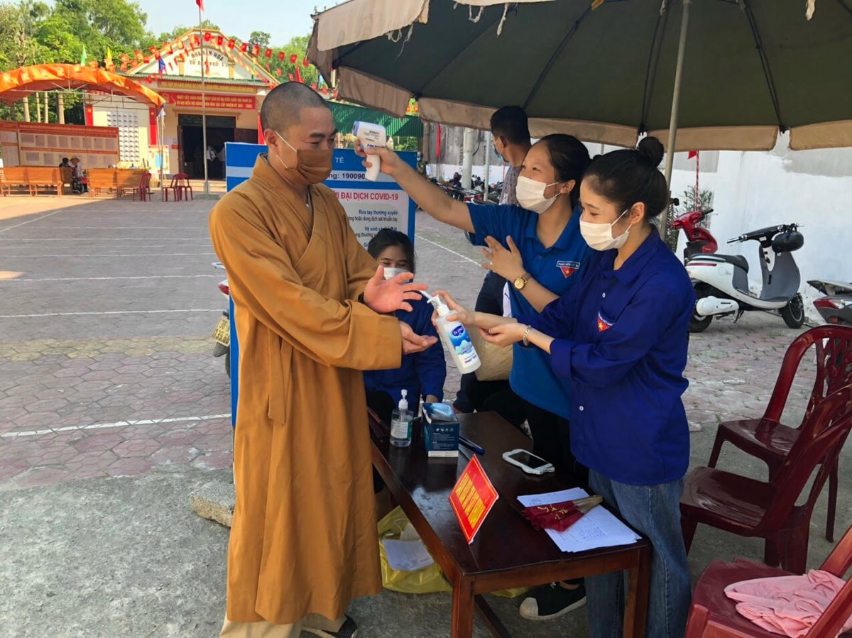 Đo nhiệt độ, rửa tay sát khuẩn trước khi vào bầu cử.