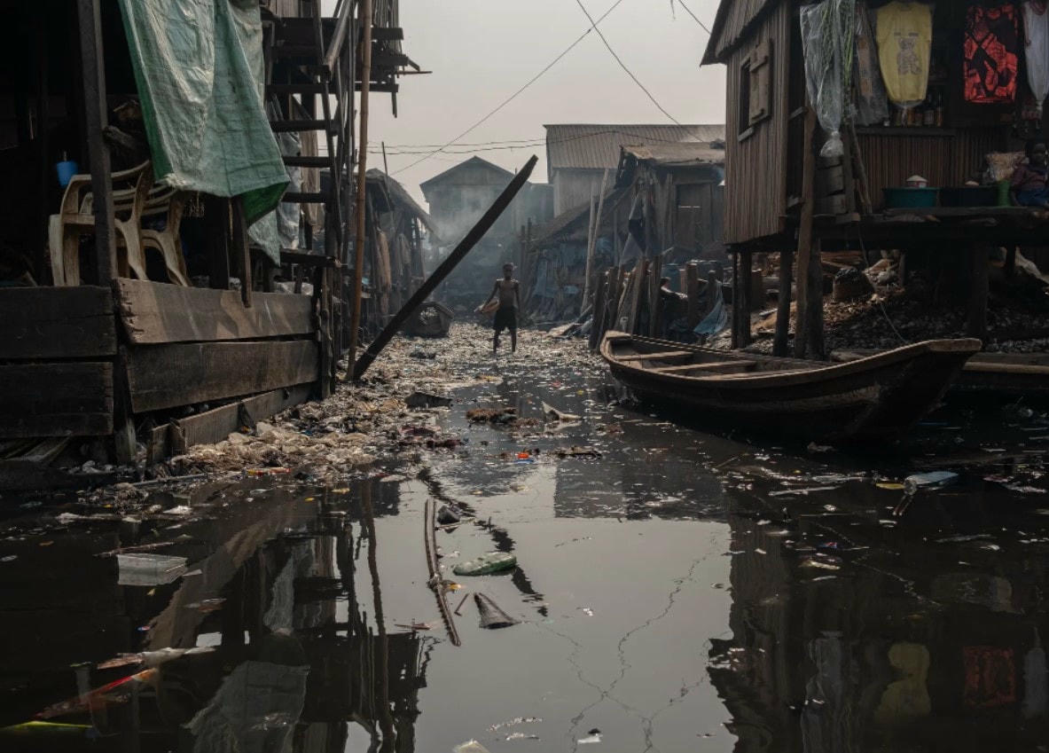 Đại dịch đã đẩy cuộc sống nhiều người vào bước đường cùng. Ảnh: The Guardian.