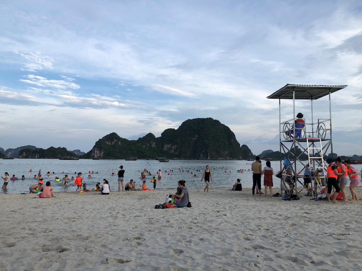 Quảng Ninh yêu cầu dừng ngay tất cả các hoạt động tập trung đông người, tôn giáo, lễ hội, bãi tắm công cộng trên địa bàn thành phố Hạ Long, Cẩm Phả, huyện Vân Đồn, Cô Tô.