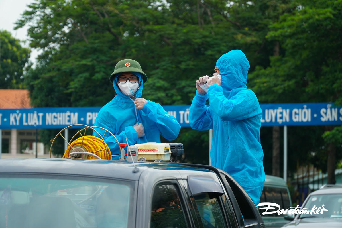 Đúng 8g ngày 23/7, lực lượng tiến hành nhiệm vụ.