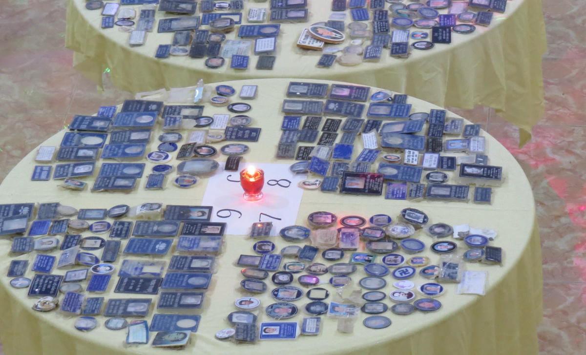 Có 473 di ảnh bị rời khỏi hũ tro cốt. Toàn bộ di ảnh này hiện đã được đặt ở các bàn riêng. Thân nhân xuống nhận dạng sẽ tìm kiếm các hũ tro cốt có thể “khớp” với di ảnh để nhận dạng và ghi lại vị trí. Sau đó, thân nhân khác sẽ tiếp tục tìm kiếm theo hình thức tương tự. Việc tìm kiếm này không chắc chắn sẽ mang lại hiệu quả vì các hũ có hình dáng bên ngoài khá giống nhau.