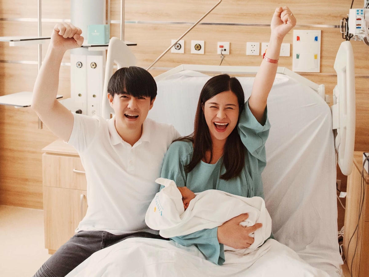 Hiện tại, Đông Nhi - Ông Cao Thắng đang có cuộc sống hôn nhân hạnh phúc. Đôi vợ chồng trẻ vừa đón con gái đầu lòng vào cuối tháng 10/2020. Mới gần 3 tháng tuổi, bé Winnie đã là một 