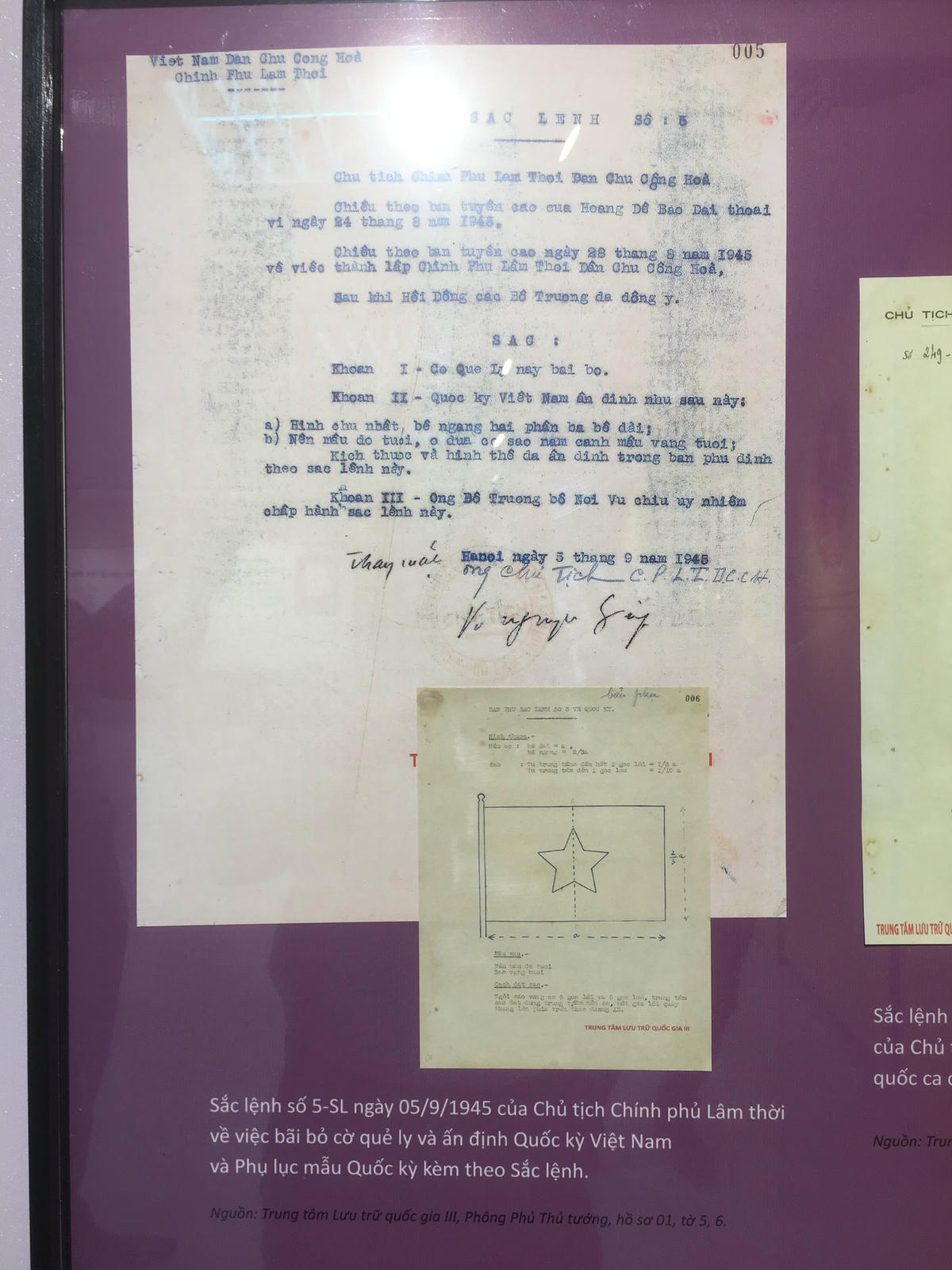 Sắc lệnh bãi bỏ cờ quẻ ly chọn mẫu quốc kỳ Việt Nam.