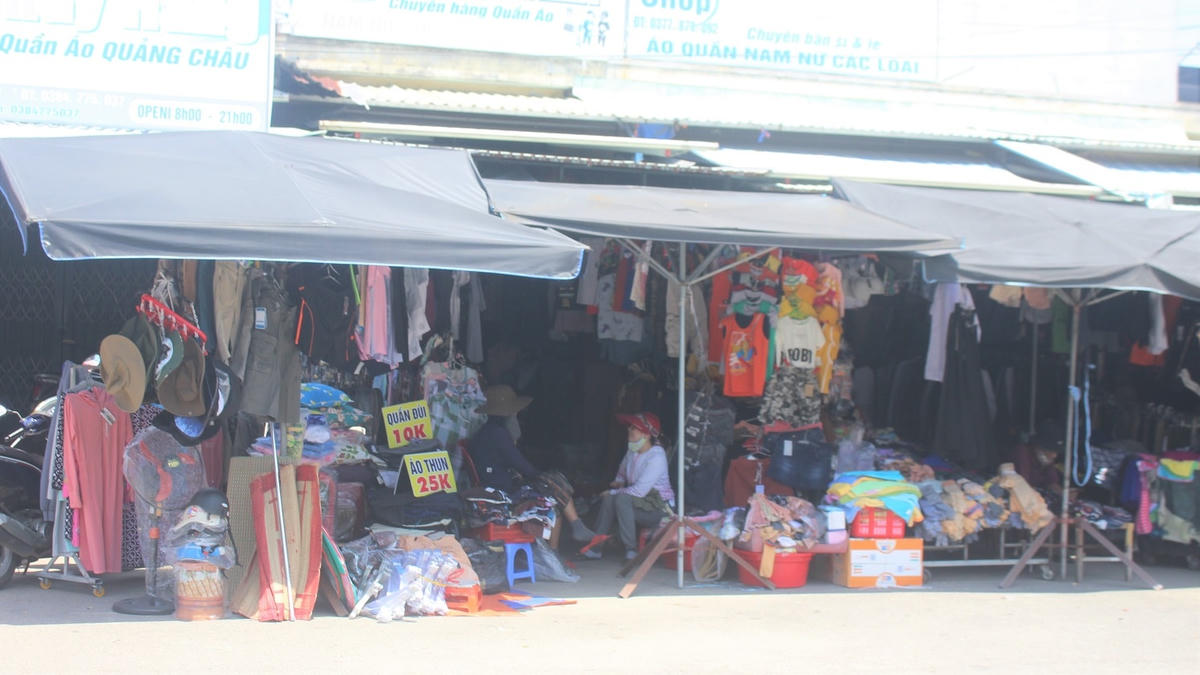 Chợ Vườn Lài nhiều mặt hàng phục vụ người dân.