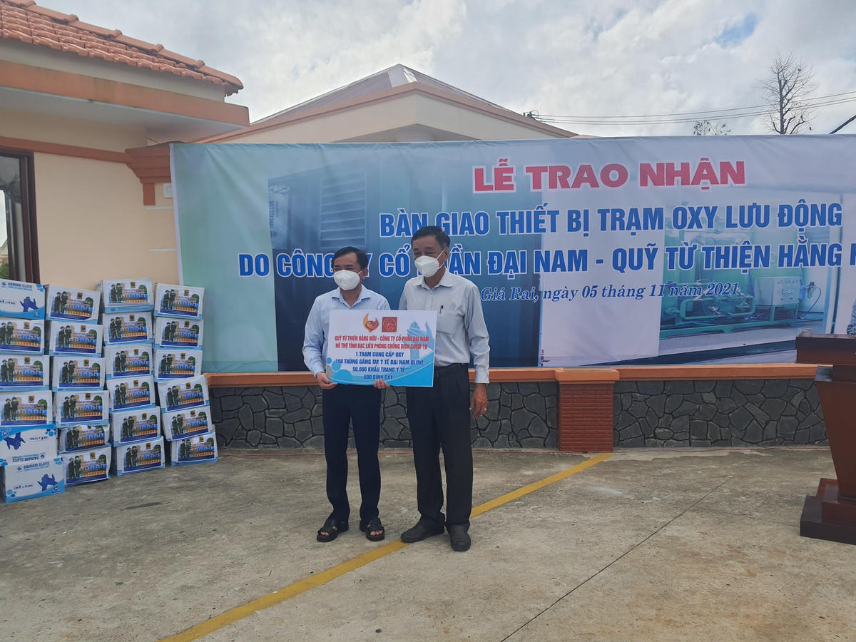 Phó Chủ tịch UBND tỉnh Liêu Phan Thanh Duy nhận bảng biểu trưng hỗ trợ từ ông Võ Kim Thanh, Phó tổng Giám đốc Công ty CP Đại Nam.