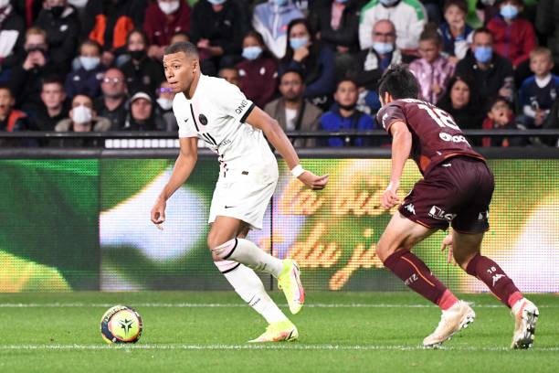 Tiền đạo 22 tuổi người Pháp bị chỉ trích vì mắc bệnh ngôi sao.