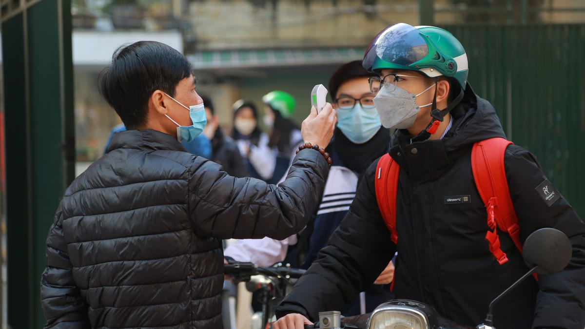 Bên cạnh cảm xúc vui mừng, hào hứng được gặp lại thầy cô, bạn bè vẫn đan xen những lo lắng khi dịch bệnh vẫn đang diễn biến phức tạp.