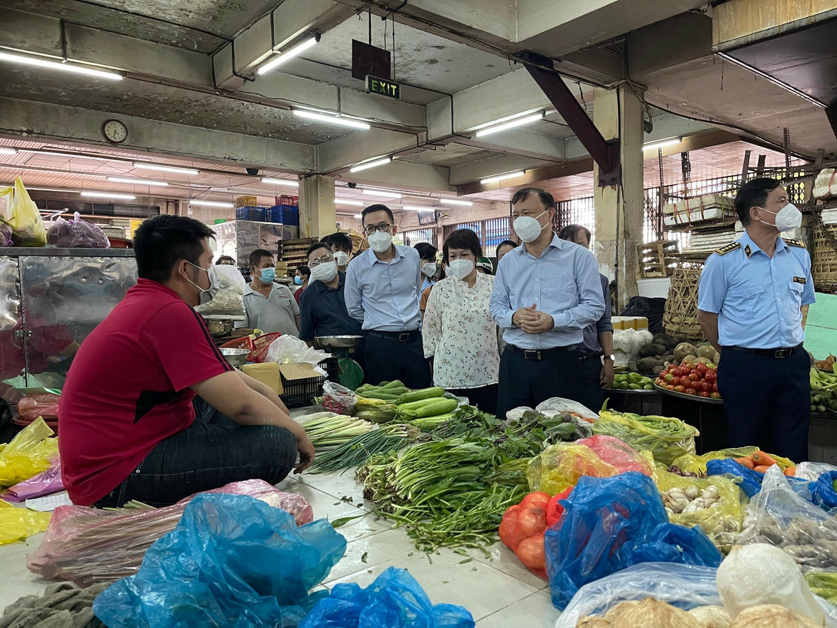 Thứ trưởng Đỗ Thắng Hải hỏi thăm tình hình buôn bán của các tiểu thương.