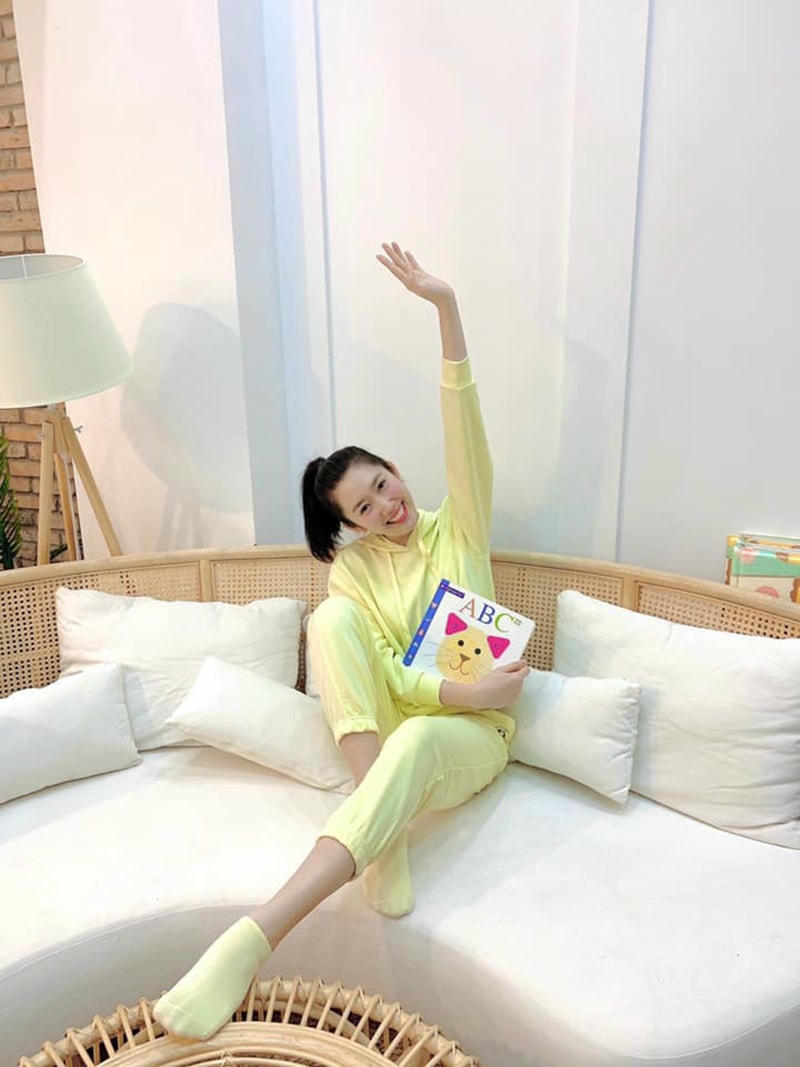 Thúy Ngân lựa chọn set đồ thể thao màu vàng trẻ trung, năng động.