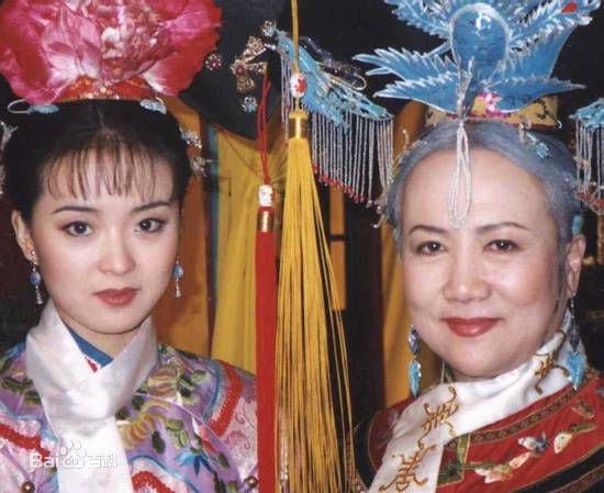 Triệu Mẫn Phân (phải) hóa thân xuất sắc vào vai Lão Phật Gia trong 