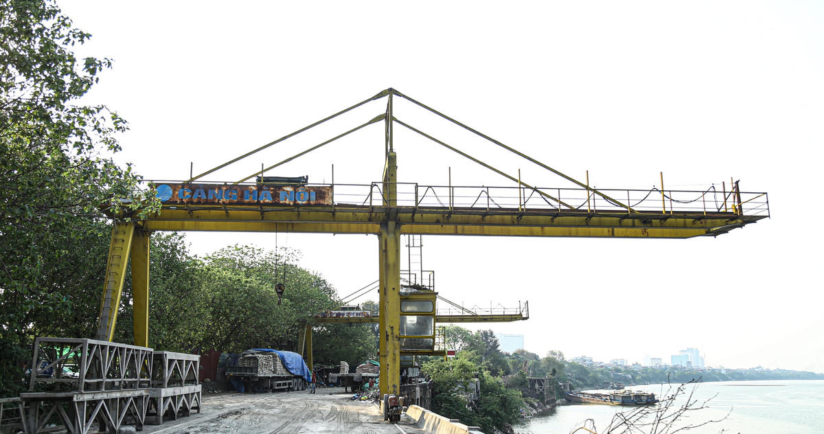 Theo quy hoạch, sông Hồng là tuyến vận tải đường thủy cấp I, II, đoạn qua khu quy hoạch bố trí 6 cảng đường thủy nội địa gồm: 2 cảng chính Hà Nội và Khuyến Lương; 4 cảng địa phương Chèm - Thượng Cát, Bắc Hà Nội, Thanh Trì và cảng Bát Tràng. Chức năng, quy mô diện tích, công suất cảng được xác định cụ thể theo Quy hoạch kết cấu hạ tầng đường thủy nội địa thời kỳ 2021-2030, tầm nhìn đến năm 2050 và Quy hoạch giao thông vận tải Thủ đô đã được Thủ tướng Chính phủ phê duyệt và sẽ được cụ thể hóa trong quá trình lập dự án đầu tư xây dựng trình cấp thẩm quyền phê duyệt.