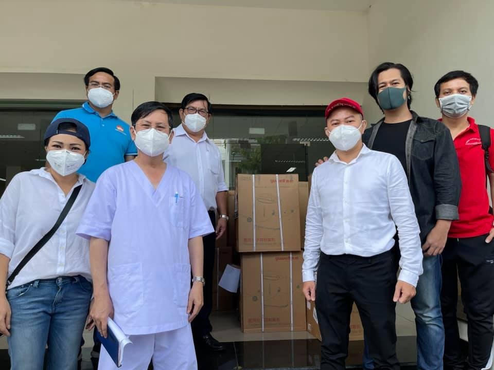 Tham gia cùng đoàn có các văn, nghệ sĩ: ca sĩ Phương Thanh; ca sĩ Quốc Đại; chuyên gia ảo thuật Đức Joker, Biên đạo múa Phan Cường để động viên tinh thần các lực lượng đang làm nhiệm vụ tại các khu điều trị dã chiến.