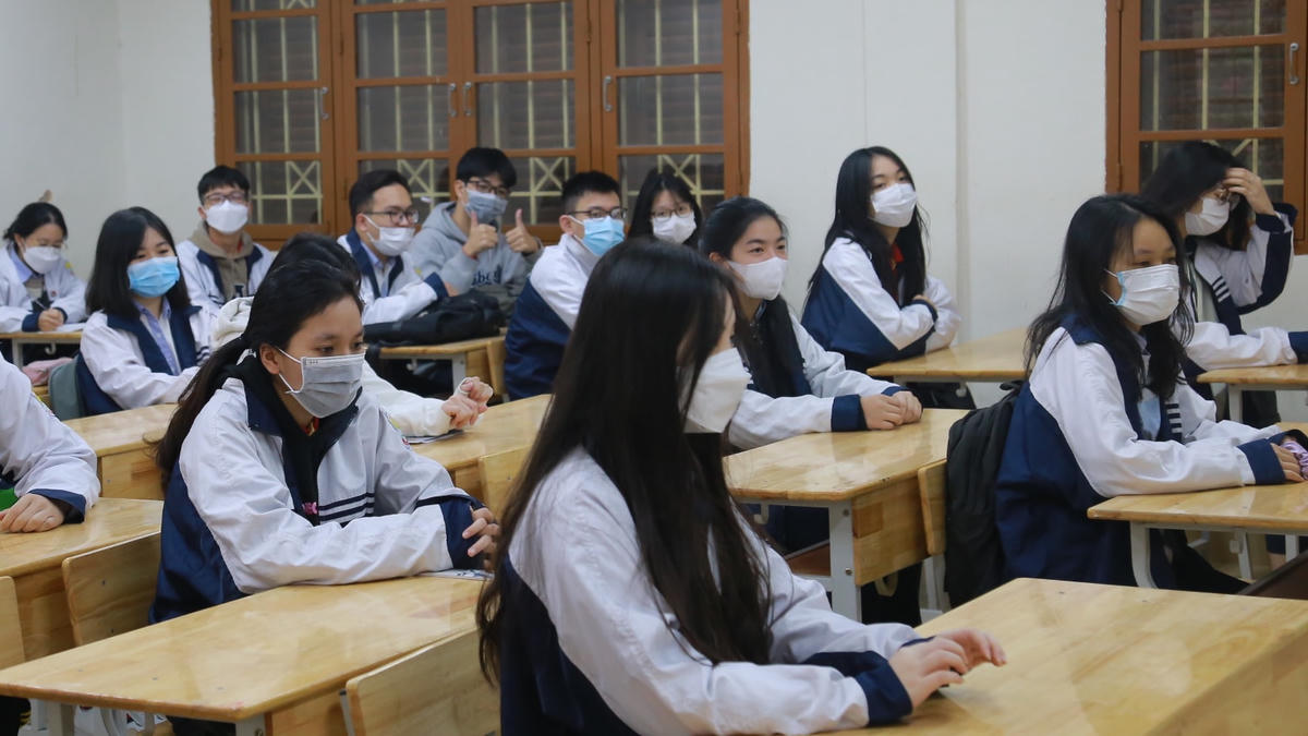 Đúng 7h30, tiếng trống đầu tiên, báo hiệu buổi học tại trường của các em học sinh khối 12 bắt đầu.