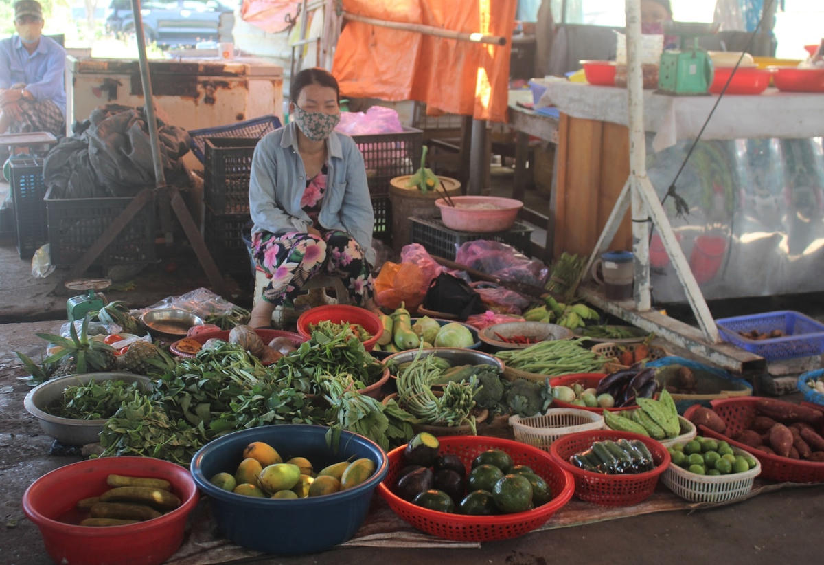 [ẢNH] Chợ Vườn Lài hoạt động trở lại sau 14 ngày bị phong tỏa