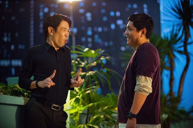 Thái Hòa (trái) với diễn xuất ấn tượng trong phim "Tiệc trăng máu".  