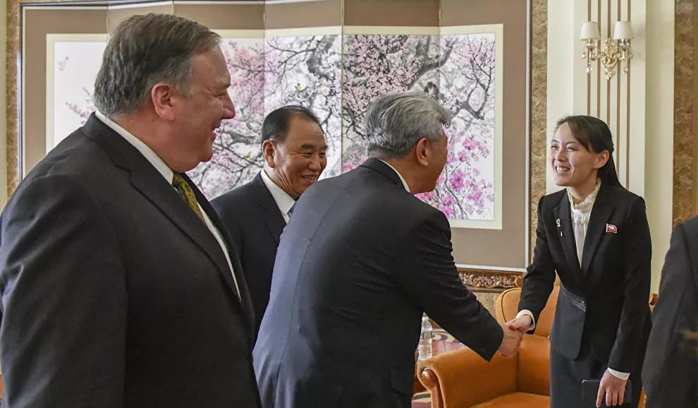 Tháng 1/2017, Bộ Tài chính Hoa Kỳ đã bổ sung bảy quan chức cấp cao của Triều Tiên, trong đó có Kim Yo-jong, vào danh sách trừng phạt vì "vi phạm nhân quyền". Trong ảnh: Kim Yo-jong có mặt trong cuộc gặp của Bộ trưởng Ngoại giao Mỹ Michael R. Pompeo với Chủ tịch Kim Jong-un tại Thủ đô Bình Nhưỡng, Triều Tiên, năm 2018.