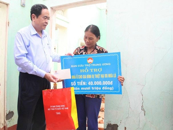 Chủ tịch UBTƯ MTTQ Việt Nam thăm hỏi, hỗ trợ gia đình bà Nhẫn.