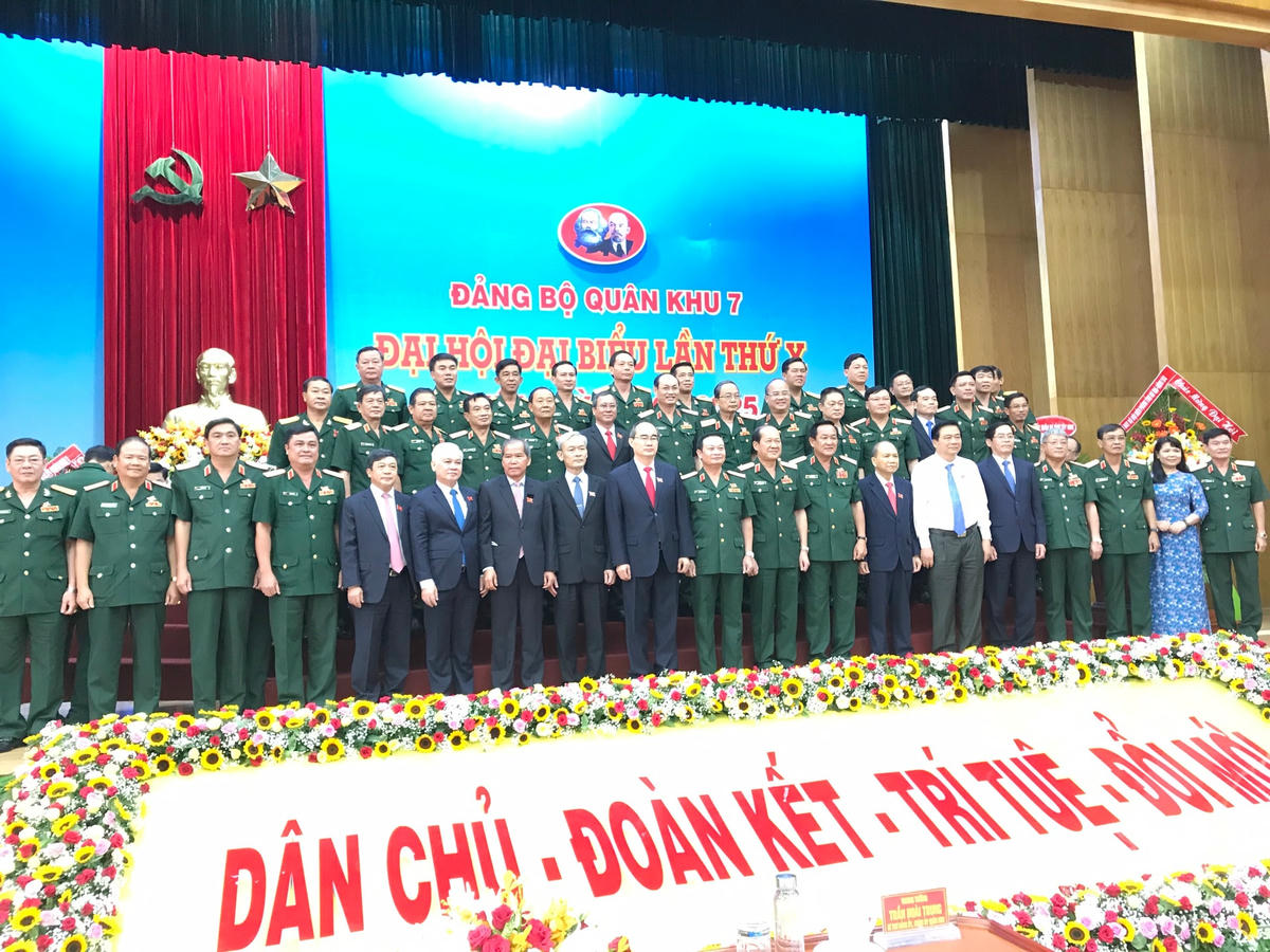 Đại biểu Đảng bộ Quân khu 7 và đại diện lãnh đạo 08 tỉnh, thành khu vực quân khu chụp ảnh lưu niệm. Ảnh: Hồng Phúc.