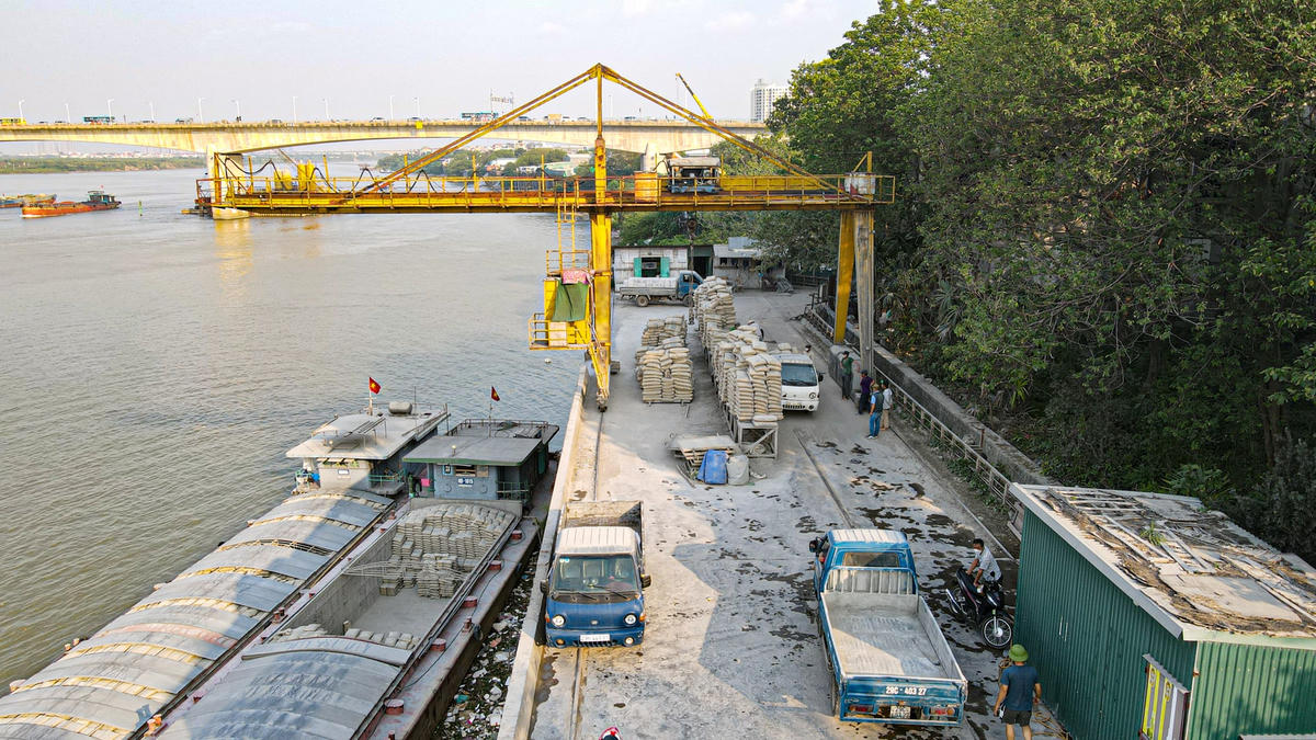 Theo đó, UBND TP Hà Nội đưa ra kế hoạch cụ thể về việc thiết kế, xây dựng các công trình nhà ở, công viên, dịch vụ... cho từng khu vực thuộc địa giới hành chính của 55 phường, xã thuộc 13 quận, huyện gồm: Đan Phượng, Bắc Từ Liêm, Tây Hồ, Ba Đình, Hoàn Kiếm, Hai Bà Trưng, Hoàng Mai, Thanh Trì, Thường Tín, Mê Linh, Đông Anh, Long Biên và Gia Lâm. Trong đó sông Hồng chiếm 3.600 ha (33%), đất bãi sông trên 5.400 ha (50%), phần diện tích còn lại là khu vực đã xây dựng gồm các khu làng xóm có lịch sử hình thành và phát triển lâu đời.