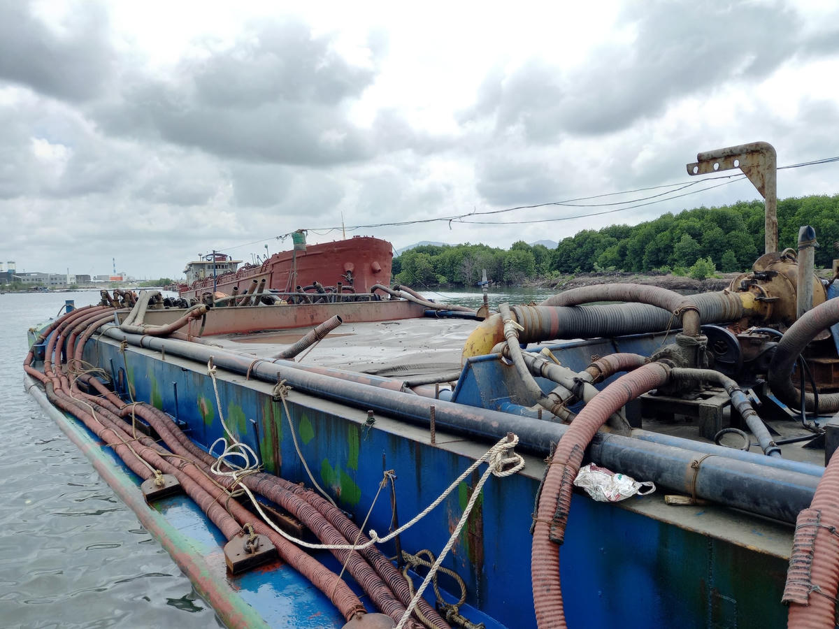 Sà lan chở đầy cát không rõ nguồn gốc.