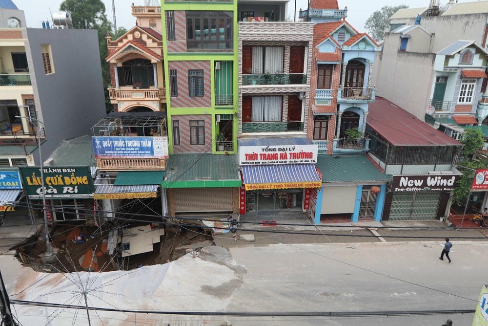 ''Hố tử thần'' xuất hiện tại mặt tiền 3 ngôi nhà ven tỉnh lộ 419. (Ảnh: Lê Phú/TTXVN).