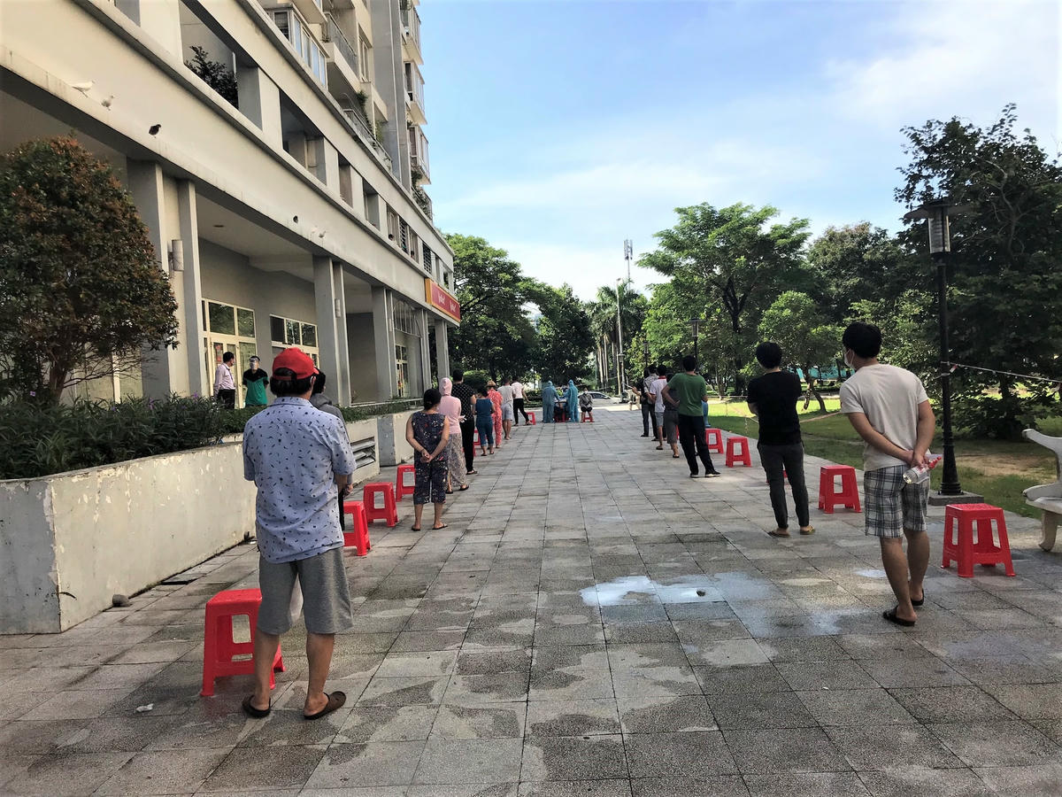 Người dân xếp hàng chờ test nhanh Covid-19 tại cao ốc Thủ Thiêm Star, TP Thủ Đức (Ảnh: Hồng Phúc).