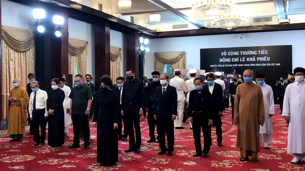 Đoàn Ủy ban MTTQVN do bà Tô Thị Bích Châu, Chủ tịch Ủy ban MTTQVN TPHCM làm trưởng đoàn vào viếng nguyên Tổng Bí thư Lê Khả Phiêu.