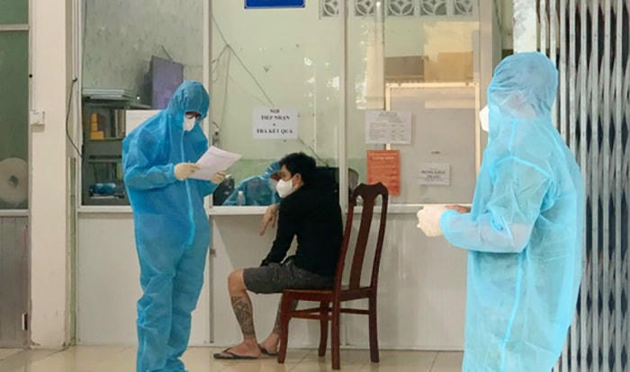 Công an làm việc với 1 trong 6 người vi phạm. Ảnh: CTV.