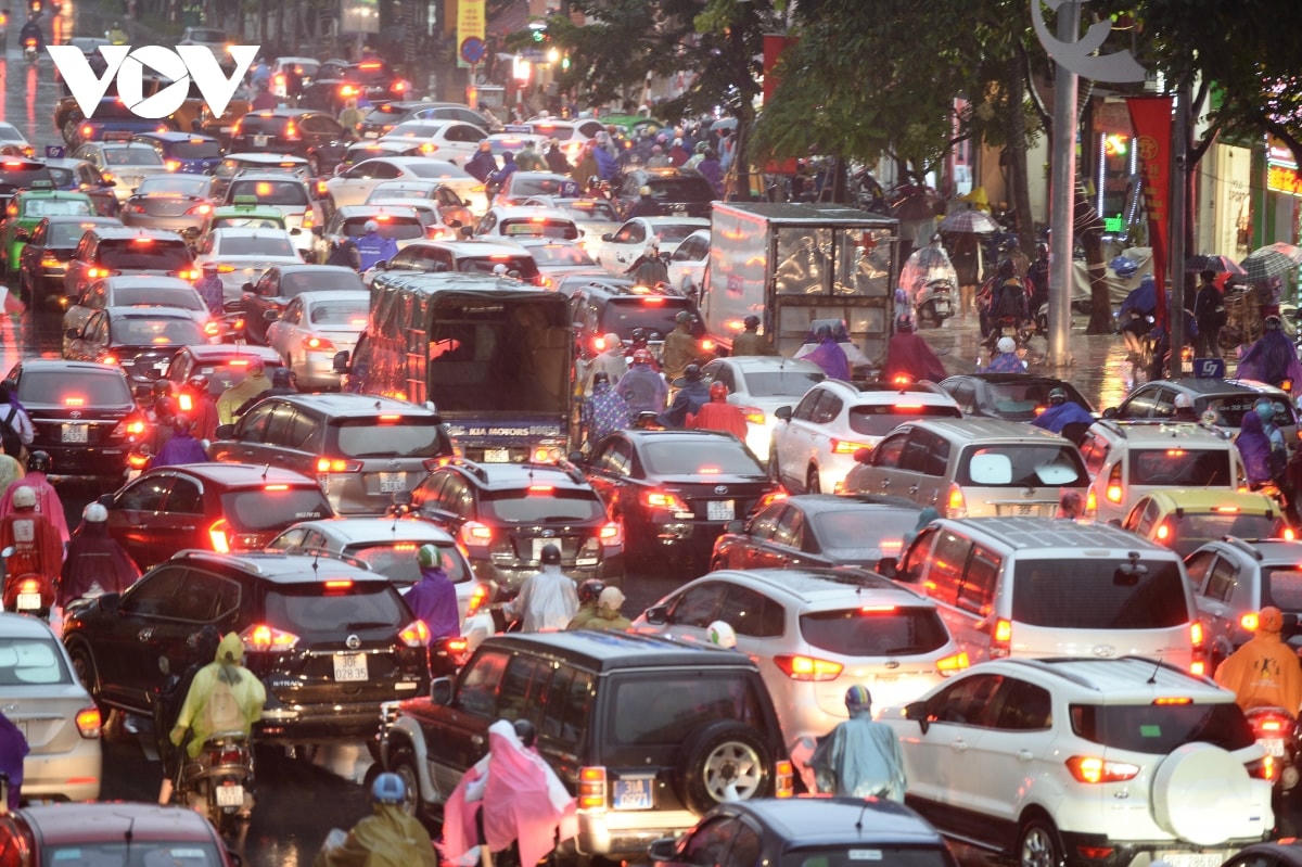  Các phương tiện như nêm vào nhau, di chuyển vô cùng khó khăn.