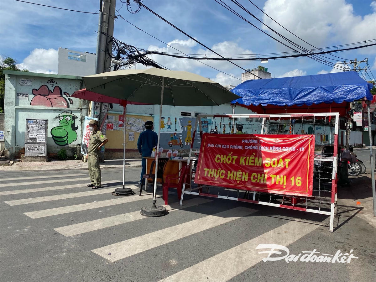 chỉ đạo Ủy ban nhân dân phường, xã, thị trấn, khu phố, ấp, tổ dân phố, tổ nhân dân tiến hành lập rào chắn chặn cứng các lối đi phụ để thuận lợi cho việc kiểm soát chặt chẽ các tuyến đi chính; giảm mật độ lưu thông trên đường.