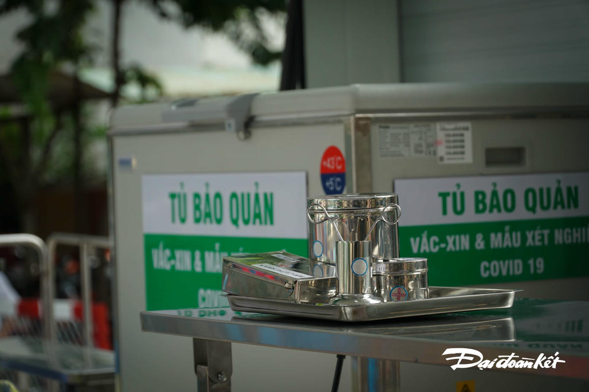 Mỗi bàn đều được bố trí dụng cụ để tiêm vaccine.