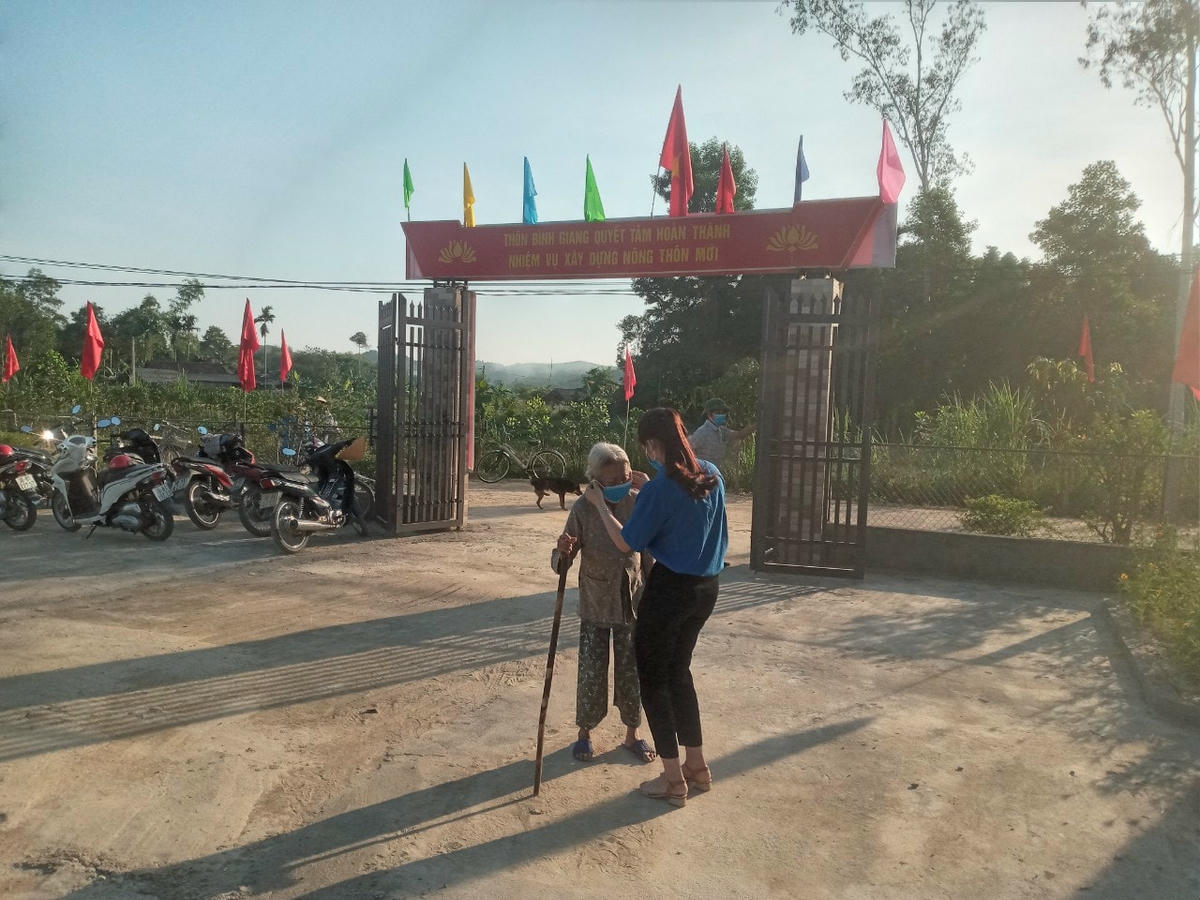 Giúp đỡ cử tri cao tuổi.