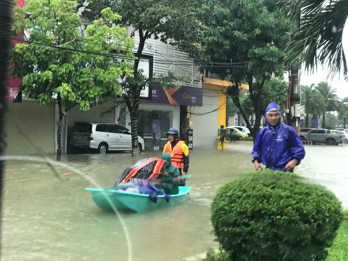 Lực lượng cứu hộ phải tăng cường thêm ca nô để ứng cứu người dân.