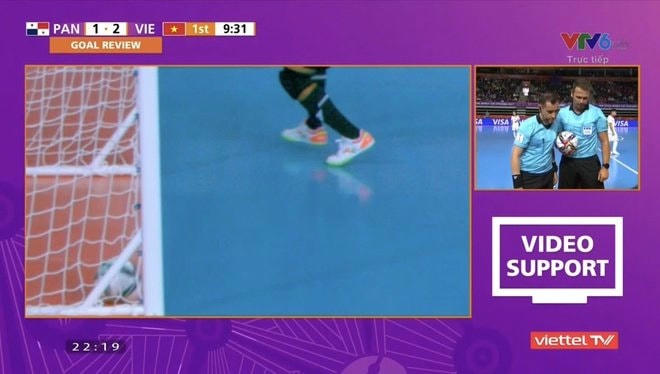 Futsal Việt Nam “mất trắng” bàn thắng vì công nghệ VS khi bóng dường như đã qua hết vạch biên khá rõ.
