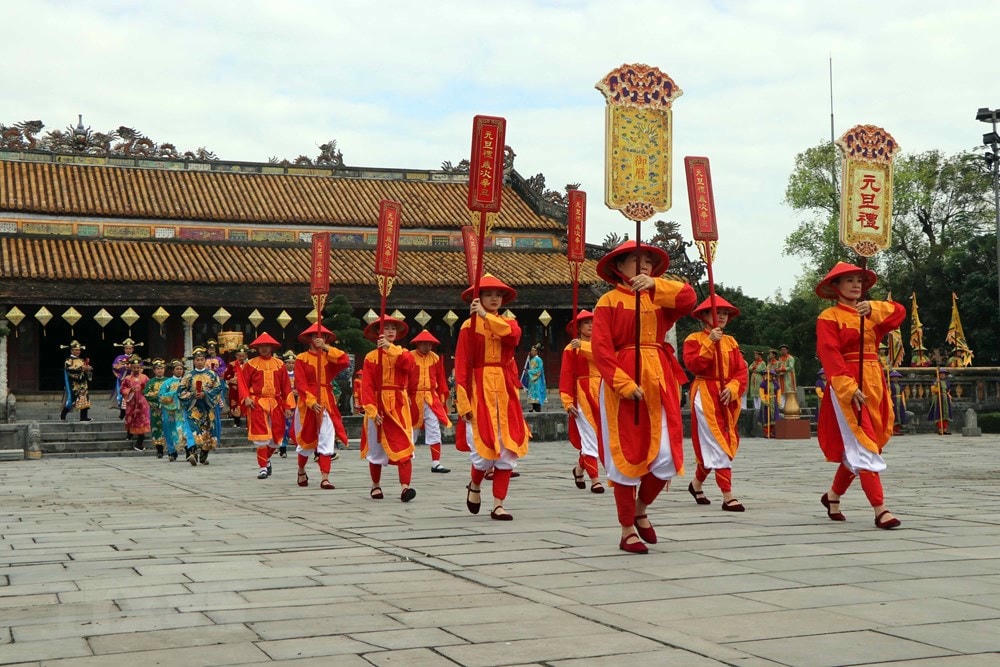 Tái hiện sân khấu hóa lễ Nguyên đán thời Nguyễn tại điện Thái Hòa. (Ảnh: Đỗ Trưởng/TTXVN).