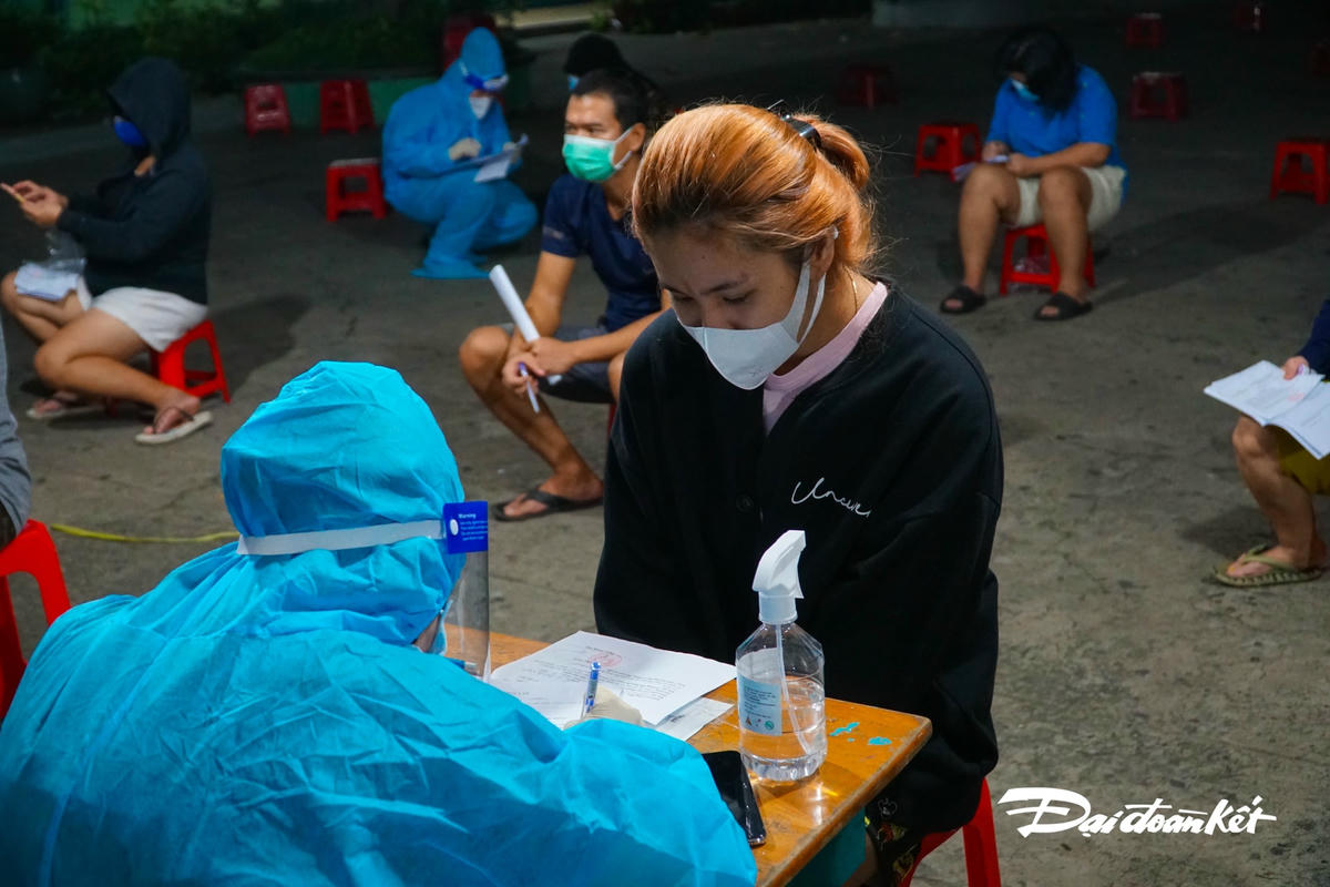 Khai báo thông tin cá nhân trước khi tiêm chủng.