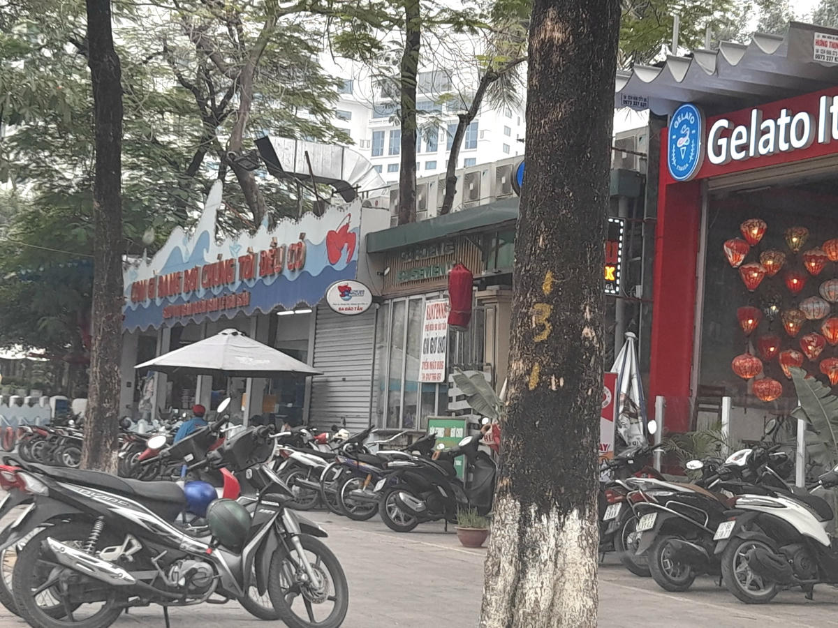 Xe của các thực khách để tràn lan trên vỉa hè khiến người dân đi lại rất khó khăn.