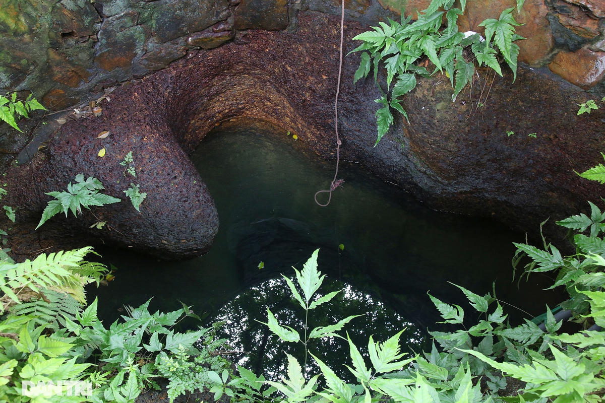 Những chiếc giếng kì lạ đều có điểm chung, không biết có từ bao giờ, cũng không có ai đào cả. Các cụ cao tuổi trong làng đã ngót 90 cho biết, khi sinh ra đã có giếng rồi.