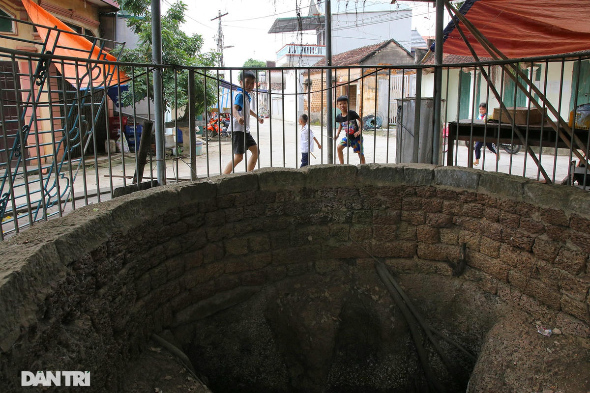 Những giếng lớn ngoài việc xây cao thành bằng đá ong còn quây thêm rào sắt, tuy có  bớt đi phần nào vẻ cổ kính nhưng lại an toàn cho trẻ nhỏ. Các giếng đều có độ sâu khoảng 7 - 8 m.