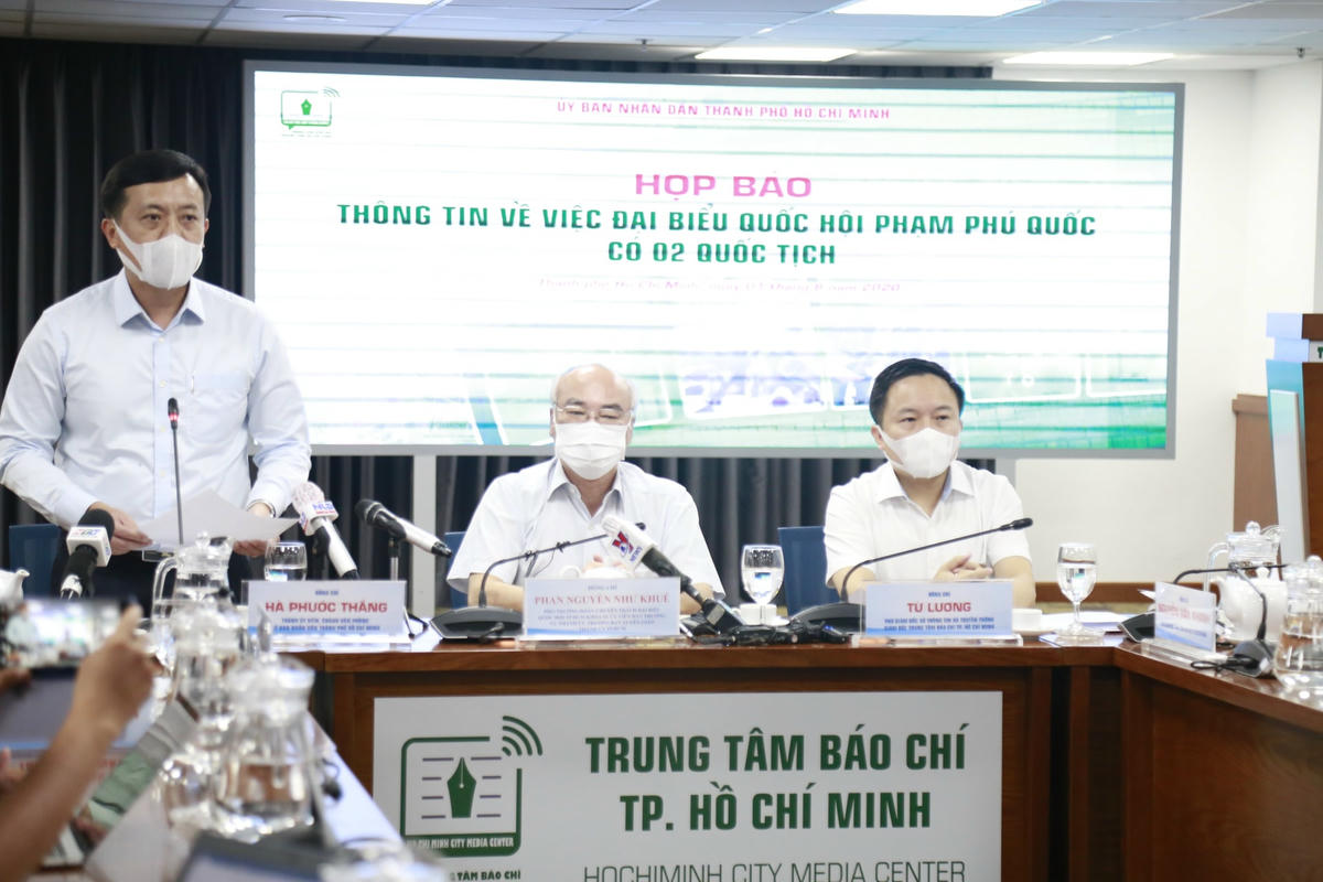 Chánh Văn phòng đồng thời là người phát ngôn UBND TP HCM khẳng định sẽ xử lý công khai, minh bạch sự việc đại biểu Phạm Phú Quốc. (Ảnh: Hồng Phúc).