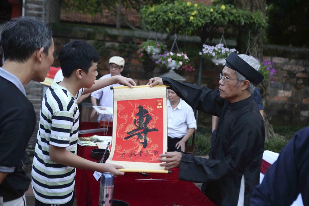 Thư pháp tặng khách.