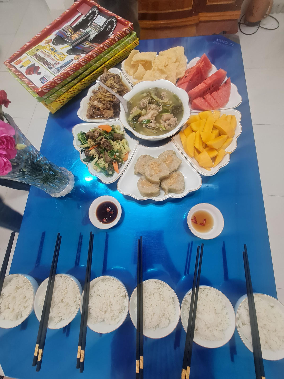 Thờ cúng ông bà, tổ tiên là tấm lòng biết ơn của người còn sống đối với tiền nhân, những người có công sinh thành dưỡng dục, dạy dỗ ta nên người. Đây là đạo lý sâu xa của dân tộc về giáo dục chữ hiếu, quý trọng cội nguồn.