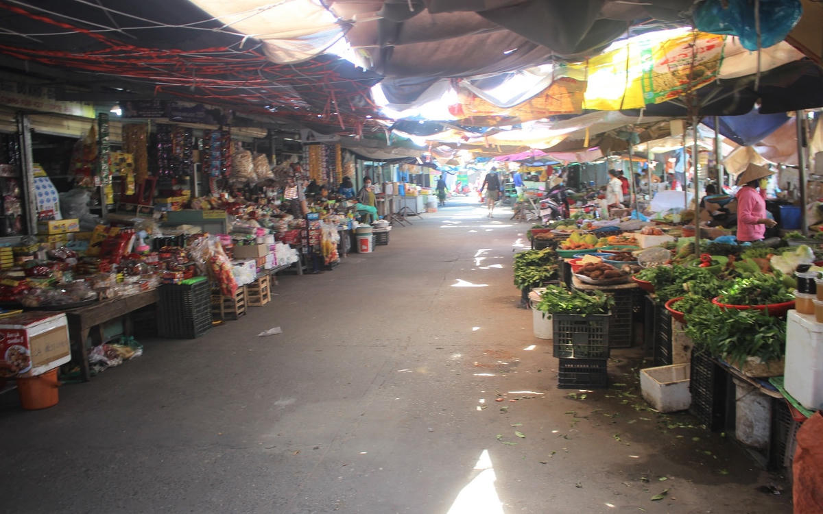 [ẢNH] Chợ Vườn Lài hoạt động trở lại sau 14 ngày bị phong tỏa