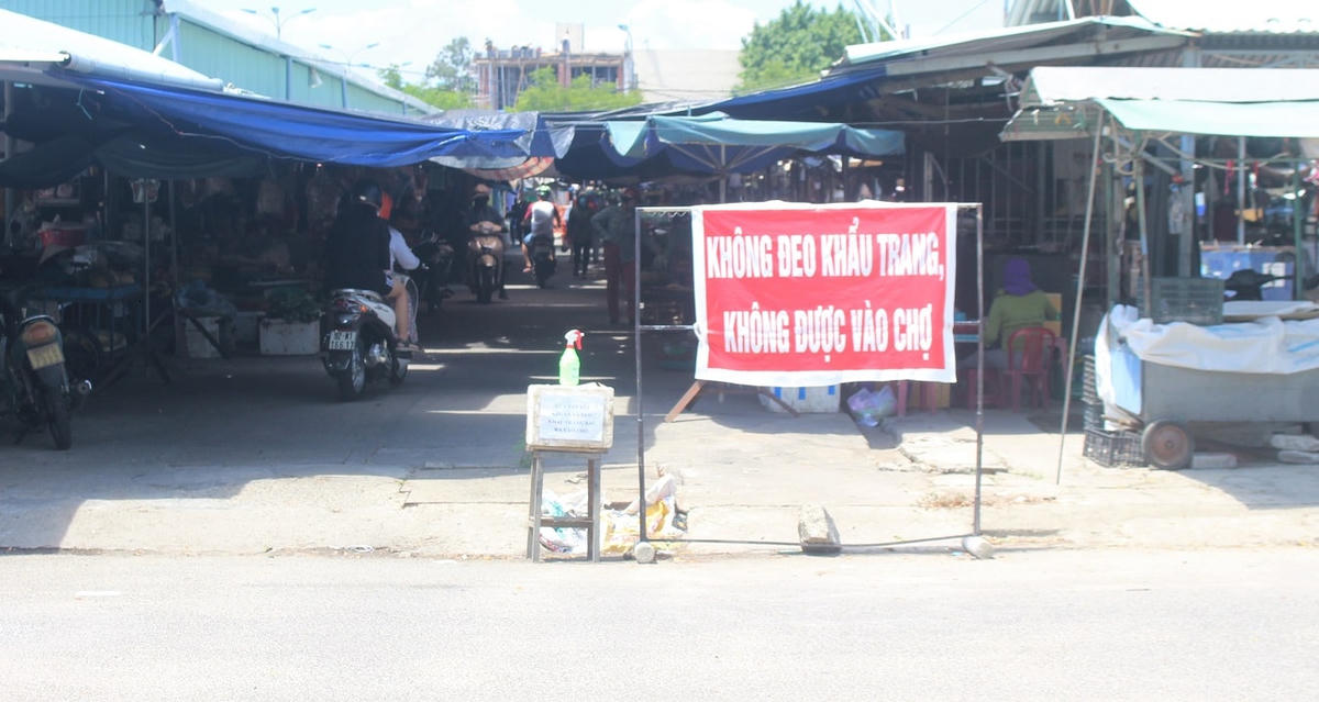 Các điểm vào chợ bố trí điểm rửa tay sát khuẩn.