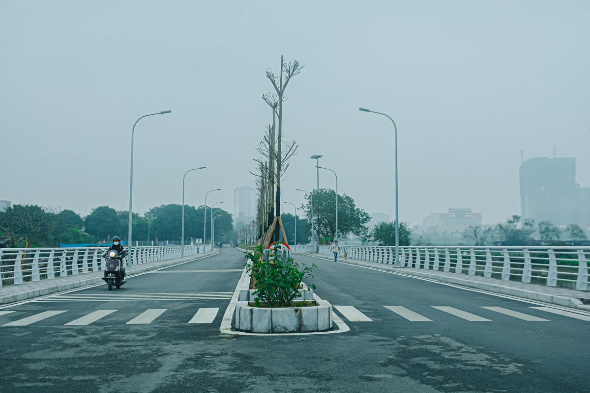 Tuyến đường mới mở gần hồ Tây nối từ phố Vũ Tuấn Chiêu đến phố Nhật Chiêu, được mở rộng bề ngang lên tới 13,5 m. Tương lai vào mùa hè sẽ rất đẹp do chạy giữa hai hồ sen lớn bậc nhất của Hà Nội. 