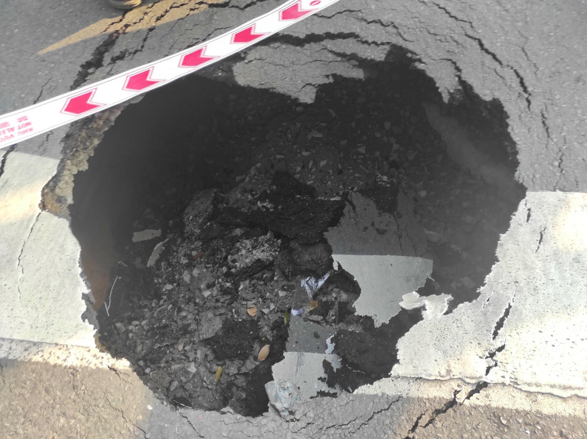 Đường Nguyễn Đình Chiểu bị sụp lún chiều 25/8. Ảnh: Trần Trung.