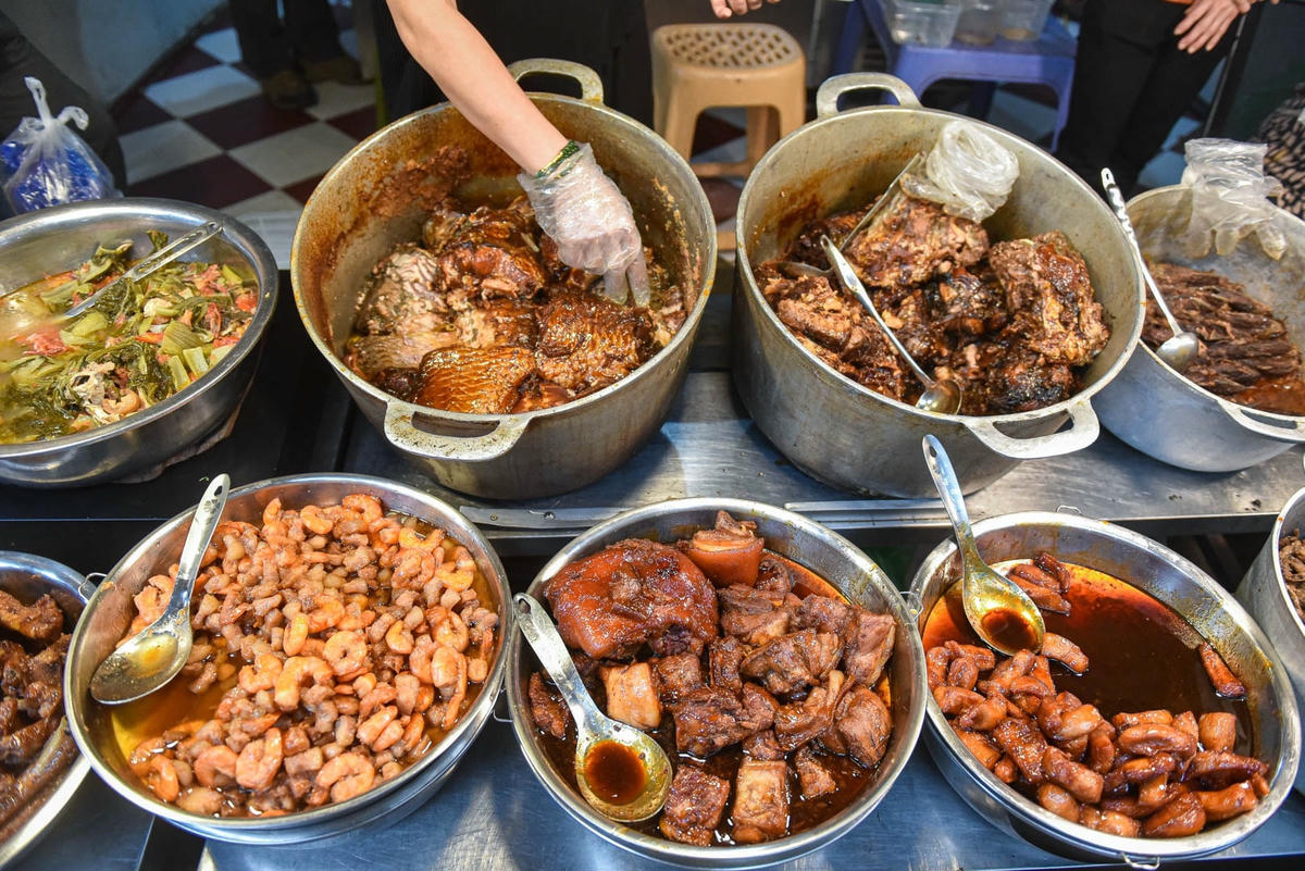 Ở đây bày bán cá trắm kho giềng, cá nục tròn kho thịt cùng nhiều món thịt kho tàu, tôm rim, chả mực...